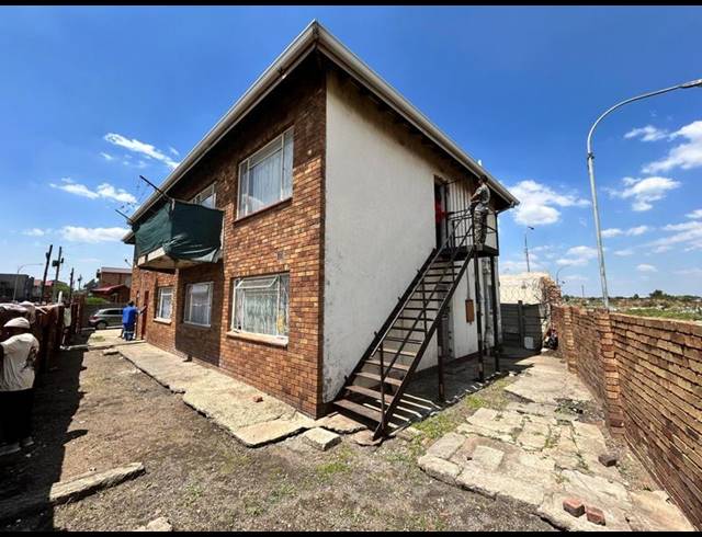 9 BEDROOM APARTMENT FOR SALE IN BENONI